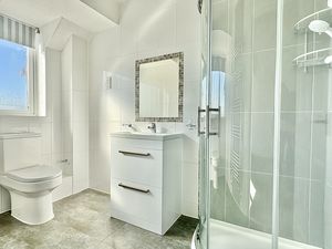 Master En-suite- click for photo gallery